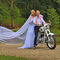 Ženich, nevěsta a bílý motocykl.