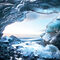 Island v ledovcové jeskyni