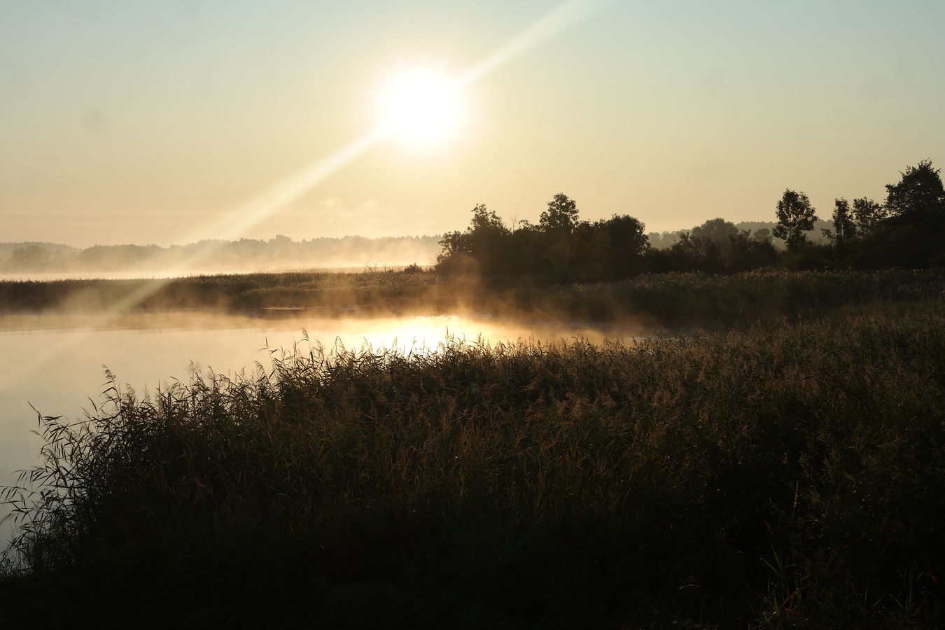východ slunce nad jezerem Łaźno