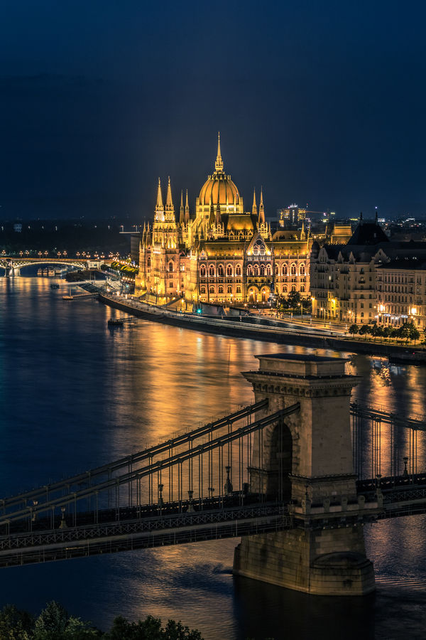 Budapest - Parlament a Széchenyi most.