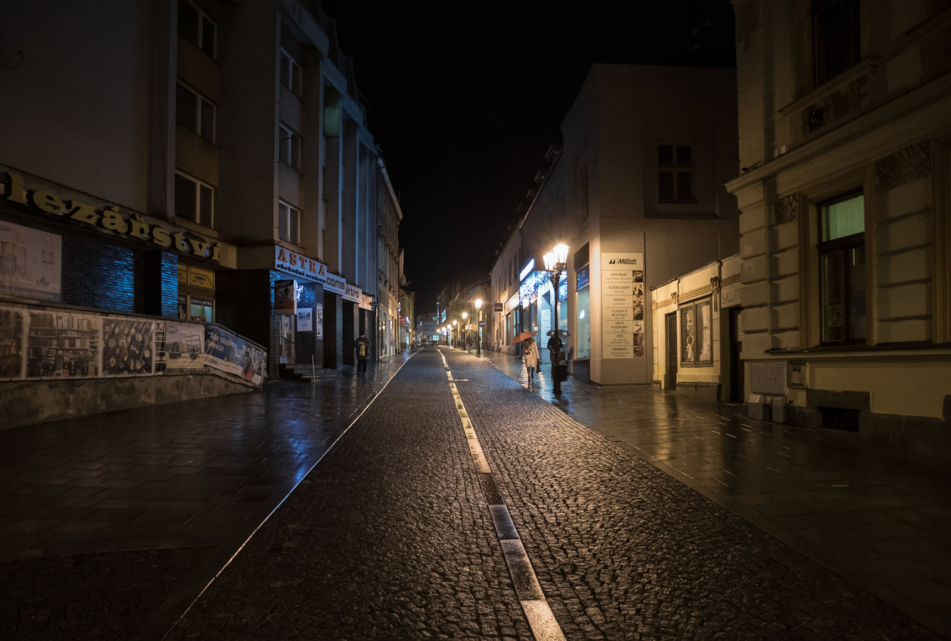 Noční ulicí