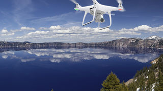 Chcete létat v oblacích? S novým dronem to jde snadno!