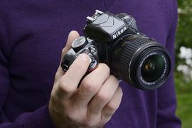 Nikon D3300, dva objektivy a devět kompaktů