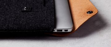 15'' Macbook Pro Retina Sleeve - Tan - Lifestyle - 003 | Megapixel