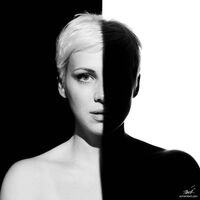 Mega týden: Kontrastní černobílý portrét s LED světly