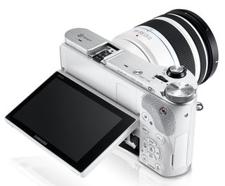 Samsung NX300 + 18-55 mm III OIS i-Function bílý + NX 50-200 mm!