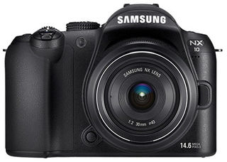 Samsung NX10 + 18-55 mm OIS + 8GB karta + brašna Surr. 130 + filtr UV 58mm!