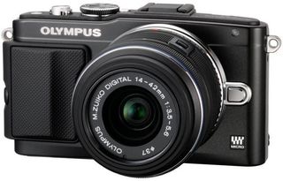 Olympus PEN E-PL5 + 14-42 mm II R černý + 8GB karta + brašna TLZ 10 + poutko na ruku!