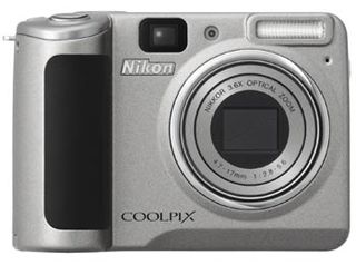 Nikon Coolpix P50 stříbrný + SD 2GB karta!