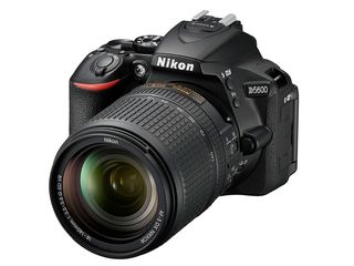 Nikon D5600 tělo černý - Zánovní!