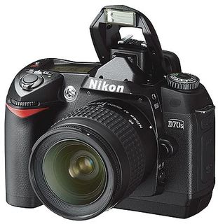 Nikon D70s + 18–70mm + CF 2 GB + Battery Grip + fotobrašna!
