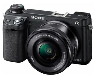Sony NEX-6 + 16-50 mm černý + 16GB Ultra + brašna + protector LCD!