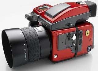 Hasselblad H4D-40 Ferrari "Rosso Fuoco" kit + 80 mm