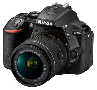Nikon D5500 + 18-105 mm VR + akumulátor + mikrofon VideoMic GO + video rukojet!