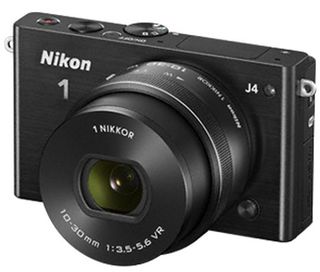 Nikon 1 J4 + 10-30 mm VR PD-ZOOM černý + 16GB karta + originální brašna + poutko na ruku + utěrka!
