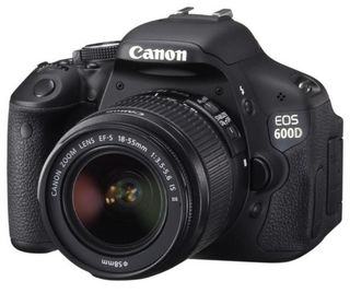 Canon EOS 600D + 18-55 mm IS II + Tamron 70-300 mm Macro + 16GB karta + brašna + čistící utěrka!