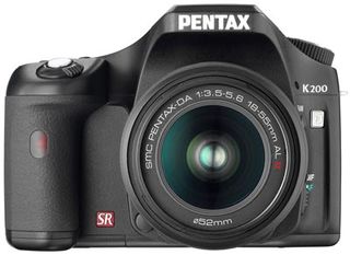 Pentax K200D + 18-55 mm + battery grip D-BG3 + nabíječka a 4 ks AA baterií