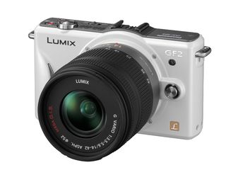 Panasonic Lumix DMC-GF2 bílý + 14-42 mm + 14 mm