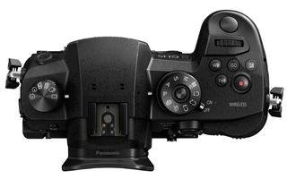 Panasonic Lumix DC-GH5 + 12-60 mm Leica DG f/2,8-4