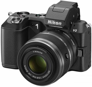 Nikon 1 V2 + 10-30 mm černý + 16GB karta + originální brašna + poutko na ruku + utěrka!