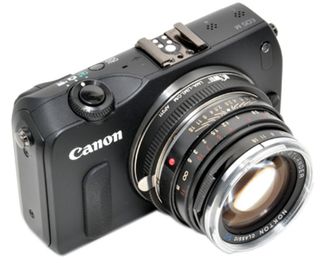 JJC adaptér z Leica M na Canon M
