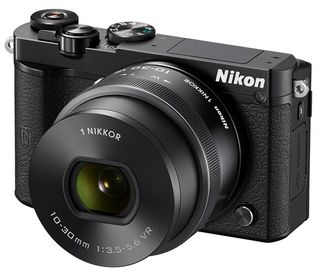 Nikon 1 J5 + 10-30 mm VR PD-ZOOM černý + 16GB karta + originální brašna + poutko na ruku + utěrka!