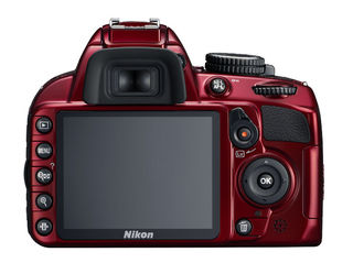 Nikon D3100 + 18-55 mm VR červený + 8GB karta + brašna Vista 50 + filtr UV 52mm + poutko na ruku!
