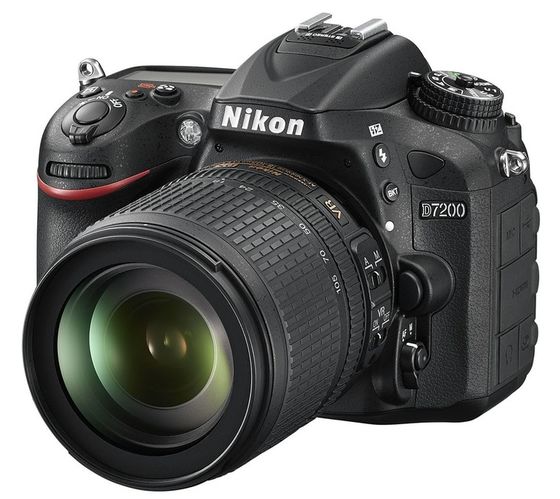 Nikon D7200 + 18-105 mm VR + 32GB Ultra + originální brašna + B+W UV filtr + poutko na ruku!