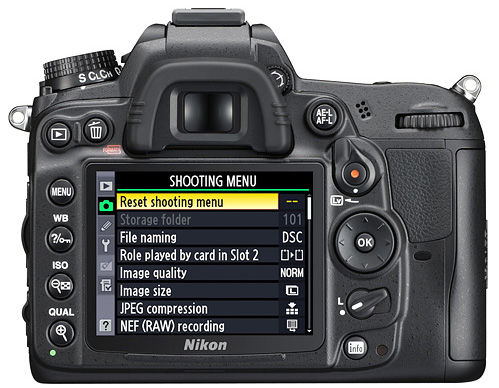 Nikon D7000 + 18-200 mm VR II + 16GB Ultra + brašna 3350 + B+W UV filtr!