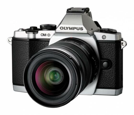 Olympus E-M5 + 45 mm stříbrný