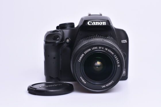 Canon EOS 1000D + EF-S 18-55 mm DC bazar