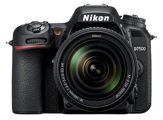 Nikon D7500 + 18-105 mm VR